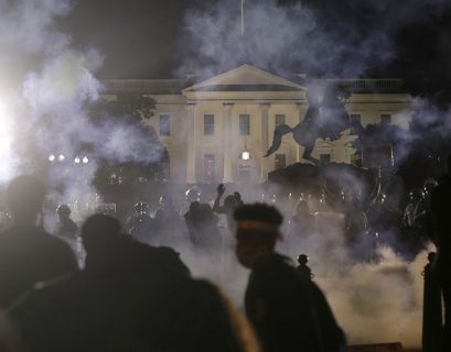 Δακρυγόνα έξω από τον Λευκό Οίκο